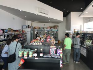 日本食材がずらりと並ぶTOYO　FOODSの店内