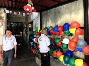 ツアーの前に、ヘルメットをかぶります。探検らしくてわくわくしますね!