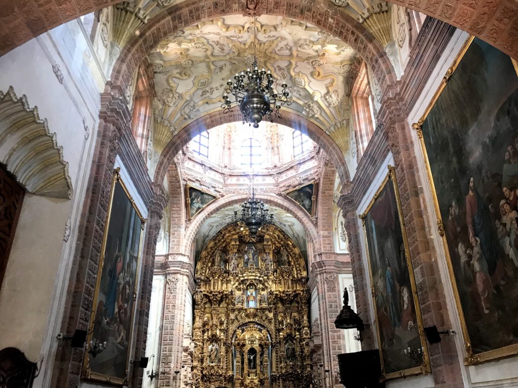 valencianaの豪華絢爛な教会の中。