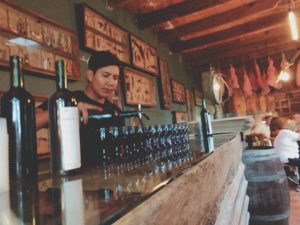 Finca VAIでのワインのテイスティングの様子。